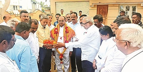 ಯಳಂದೂರು ತಾಲೂಕಿನ ಉಪ್ಪಿಮೋಳೆ ಗ್ರಾಮದಲ್ಲಿ ಸಚಿವ ಸಿ.ಪುಟ್ಟರಂಗಶೆಟ್ಟಿ ಅವರನ್ನು ಕ್ರಿಶ್ಚಿಯನ್ ಸಮುದಾಯ ವತಿಯಿಂದ ಸನ್ಮಾನಿಸಲಾಯಿತು. 