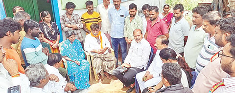 ಹಗರಿಬೊಮ್ಮನಹಳ್ಳಿ ತಾಲೂಕಿನ ತಂಬ್ರಹಳ್ಳಿಯ ಮೃತ ಯುವಕರ ಮನೆಗೆ ಶಾಸಕ ಕೆ.ನೇಮಿರಾಜ್‌ನಾಯ್ಕ ಶನಿವಾರ ಭೇಟಿ ನೀಡಿ ಕುಟುಂಬಸ್ಥರಿಗೆ ಸಾಂತ್ವನ ಹೇಳಿದರು. ತಹಸೀಲ್ದಾರ್ ಆರ್.ಕವಿತಾ, ಜೆಡಿಎಸ್ ಜಿಲ್ಲಾಧ್ಯಕ್ಷ ಬಾದಾಮಿ ಮೃತ್ಯುಂಜಯ, ಬಣಕಾರ ಕೊಟ್ರೇಶ, ಸೊಬಟಿ ಹರೀಶ ಇತರರಿದ್ದರು.
