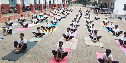 ನಾಪೋಕ್ಲು ಶ್ರೀರಾಮ ಟ್ರಸ್ಟ್ ಆಂಗ್ಲ ಮಾಧ್ಯಮ ಶಾಲೆಯಲ್ಲಿ 12ನೇ ಅಂತಾರಾಷ್ಟ್ರೀಯ ಯೋಗ ದಿನವನ್ನು ಆಚರಿಸಲಾಯಿತು.