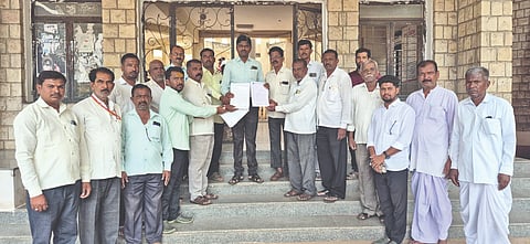 ಹುನಗುಂದ ತಹಸೀಲ್ದಾರ್ ಕಚೇರಿಯಲ್ಲಿ ತಹಸೀಲ್ದಾರ್ ಪ್ರದೀಪ ಕುಮಾರ ಹಿರೇಮಠ ಅವರಿಗೆ ಗ್ರಾಮ ಸಹಾಯಕರು ಮನವಿ ಸಲ್ಲಿಸಿದರು. ಸಂಘದ ಅಧ್ಯಕ್ಷ ಪರಶುರಾಮ ಚಿಕ್ಕನಾಳ, ಹನಮಂತ ವಾಲಿಕಾರ, ರೆಹಮಾನ್ ಬಂಗಾರಗುಂಡ, ಮಹಾಂತೇಶ ಹುನಗುಂದ, ಬಸವರಾಜ ಹಂಡಿ ಇತರರಿದ್ದರು.