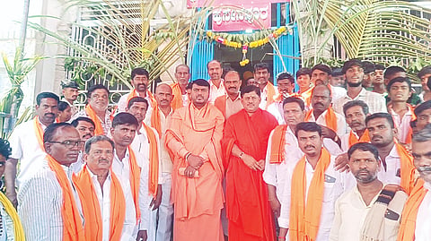 ಹುಸೇನಪೂರ ಗ್ರಾಮದಲ್ಲಿ ಮಾರುತಿ, ಈಶ್ವರ, ಬಸವಣ್ಣ ಮೂರ್ತಿ ಪ್ರತಿಷ್ಠಾಪನೆ ಕಾರ್ಯಕ್ರಮದಲ್ಲಿ ನವಲಕಲ್ ಶ್ರೀ ಸೋಮನಾಥ ಶಿವಾಚಾರ್ಯ ಸ್ವಾಮೀಜಿ, ಕಲ್ಮಠದ ಶ್ರೀ ಸಿದ್ದಲಿಂಗ ಸ್ವಾಮೀಜಿ, ನಾಗಯ್ಯ ಗುರುವಿನ, ಸಿದ್ದಯ್ಯ ಸ್ವಾಮಿ, ಅಯ್ಯಪ್ಪ ತಾತ ಹೀರಾ, ಶಿವಲಿಂಗಪ್ಪಗೌಡ, ಯಮನಪ್ಪ ದಿನ್ನಿ, ಮಲ್ಲಿಕಾರ್ಜುನ ಜಕ್ಕಲದಿನ್ನಿ, ಜಿಪಂ ಮಾಜಿ ಸದಸ್ಯ ಕಿರಿಲಿಂಗಪ್ಪ, ಈರಣ್ಣ ಸಾಹುಕಾರ, ದೇವಣ್ಣ ನಾಯಕ, ರಾಜಸಾಬ್, ಎಚ್.ಬಸವರಾಜ ಭಾಗಿಯಾಗಿದ್ದರು.