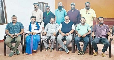 ಮೂರ್ನಾಡಿನ ಸಮುದಾಯ ಭವನದಲ್ಲಿ ಆಯೋಜಿಸಿದ್ದ  ಯಕ್ಷೋತ್ಸವದ ಪೂರ್ವಭಾವಿ ಸಭೆಯಲ್ಲಿ ಮುಖಂಡರು ಪಾಲ್ಗೊಂಡಿದ್ದರು.