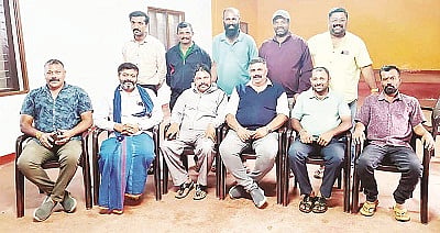ಮೂರ್ನಾಡಿನ ಸಮುದಾಯ ಭವನದಲ್ಲಿ ಆಯೋಜಿಸಿದ್ದ  ಯಕ್ಷೋತ್ಸವದ ಪೂರ್ವಭಾವಿ ಸಭೆಯಲ್ಲಿ ಮುಖಂಡರು ಪಾಲ್ಗೊಂಡಿದ್ದರು.