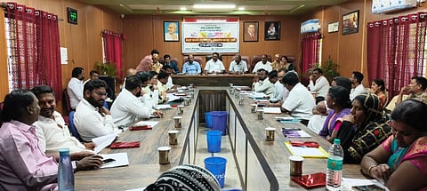 ಕೊಪ್ಪಳ ತಾಲೂಕಿನ ಮುನಿರಾಬಾದ್​ ಡ್ಯಾಂ ಗ್ರಾಪಂನಲ್ಲಿ ಗುರುವಾರ ತಾಲೂಕು ಮಟ್ಟದ ಗ್ಯಾರಂಟಿ ಯೋಜನೆಗಳ ಪ್ರಗತಿ ಪರಿಶೀಲನಾ ಸಭೆ ಜರುಗಿತು. ಜಿಲ್ಲಾಧ್ಯಕ್ಷ ರೆಡ್ಡಿ ಶ್ರೀನಿವಾಸ, ತಾಲೂಕಾಧ್ಯಕ್ಷ ಬಾಲಚಂದ್ರನ್​ ಎಸ್​, ತಾಪಂ ಇಒ ದುಂಡಪ್ಪ ತುರಾದಿ, ತಹಸೀಲ್ದಾರ್​ ವಿಠ್ಠಲ್​ ಚೌಗಲಾ ಸೇರಿದಂತೆ ಸಮಿತಿ ಸದಸ್ಯರು ಇದ್ದರು.