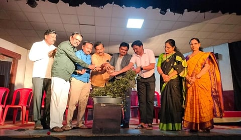 ಕೊಪ್ಪಳದಲ್ಲಿ ಬುಧವಾರ ಹಮ್ಮಿಕೊಂಡಿದ್ದ ಕಾಲಚಕ್ರ ನಾಟಕ ಪ್ರದರ್ಶನಕ್ಕೆ ಕೊಪ್ಪಳ ವಿವಿ ಕುಲಸಚಿವ ಪ್ರೊ. ರಮೇಶ ಕೆ. ಚಾಲನೆ ನೀಡಿದರು. ಪ್ರಮುಖರಾದ ಅಲ್ಲಮಪ್ರಭು ಬೆಟ್ಟದೂರು, ತೋಟಪ್ಪ ಕಾಮನೂರ, ಅಜ್ಮೀರ್​ ನಂದಾಪುರ, ಚಾಂದಪಾಷಾ ಕಿಲ್ಲೆದಾರ ಮತ್ತು ಶೈಲಜಾ ಹಿರೇಮಠ ಇದ್ದರು.