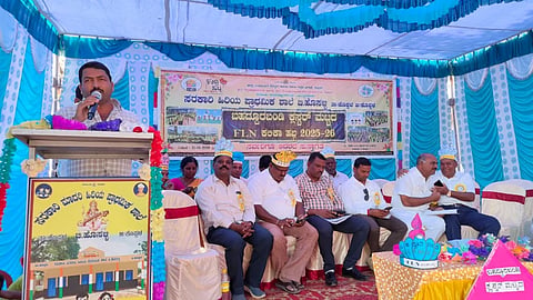 ಕೊಪ್ಪಳ ತಾಲೂಕಿನ ಬಿ.ಹೊಸಳ್ಳಿ ಗ್ರಾಮದಲ್ಲಿ ಗುರುವಾರ ನಡೆದ ಕಲಿಕಾ ಹಬ್ಬದಲ್ಲಿ ಶಿಕ್ಷಕರ ಸಂದ ಜಿಲ್ಲಾ ಸಹ ಕಾರ್ಯದರ್ಶಿ ಬಸವರಾಜ ಕಮಲಾಪುರ ಮಾತನಾಡಿದರು. ಬಿಇಒ ಹನುಮಂತಪ್ಪ, ಗ್ರಾಪಂ ಅಧ್ಯಕ್ಷ ಯೋಗಾನಂದ, ಶಿಕ್ಷಕರ ಸಂಘದ ಜಿಲ್ಲಾ ಅಧ್ಯಕ್ಷ ಶರಣಬಸನಗೌಡ ಪಾಟೀಲ್​, ಜಿಲ್ಲಾ ಸಹಕಾರಿ ಬಸವರಾಜ ತಾಲೂಕು ಅಧ್ಯಕ್ಷ ಹೊಳೆಬಸಯ್ಯ ಇದ್ದರು.