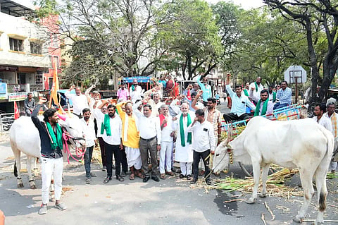 ಕೆಎಂಎಫ್ ಮಾದರಿಯಲ್ಲಿ ತೊಗರಿ ಖರೀದಿ ಕೇಂದ್ರ ಪ್ರಾರಂಭಿಸಬೇಕು, ತೊಗರಿ ಬೆಳೆಗಾರರ ಸಂರP್ಷÀಣೆಗಾಗಿ ಮಧ್ಯಂತರ ಪರಿಹಾರ ಹಣ ಬಿಡುಗಡೆ ಮಾಡಬೇಕು ಎಂಬಿತ್ಯಾದಿ ಬೇಡಿಕೆ ಈಡೇರಿಕೆ ಆಗ್ರಹಿಸಿ ಸಂಯುಕ್ತ ಹೋರಾಟ ಕರ್ನಾಟಕ ಕಾರ್ಯಕರ್ತರು ಕಲಬುರಗಿ ಡಿಸಿ ಕಚೇರಿ ಎದುರು ಎತ್ತಿನ ಬಂಡಿ, ಟ್ರಾÈಕ್ಟರ್‌ನೊಂದಿಗೆ ವಿನೂತನ ಪ್ರತಿಭಟನೆ ನಡೆಸಿದರು. ಶರಣಬಸಪ್ಪ ಮಮಶೆಟ್ಟಿ, ಮೌಲಾ ಮು¯್ಲÁ, ಉಮಾಪತಿ ಪಾಟೀಲï, ಸಿದ್ದು ಎಸ್.ಎಲ್, ಭಿಮಾಶಂಕರ ಮಾಡಿಯಾಳ, ಅರ್ಜುನ್ ಗೊಬ್ಬುರು, ಕರೆಪ್ಪಾ ಕರಗೊಂಡ, ನಾಗಯ್ಯಾ ಸ್ವಾಮಿ ಇತರರಿದ್ದರು.