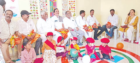 ಚಿತ್ತಾಪುರದ ಚಿತಾವಲಿ ಚೌಕ್​ನ ಗೊಬ್ಬೂರ ಬಡಾವಣೆಯಲ್ಲಿ ಅಂಗನವಾಡಿ ಕೇಂದ್ರವನ್ನು ಪಿಎಲ್​ಡಿ ಬ್ಯಾಂಕ್​ ಅಧ್ಯ ಭೀಮಣ್ಣ ಸಾಲಿ ಉದ್ಘಾಟಿಸಿದರು. ಆರತಿ ತುಪ್ಪದ, ಮಹ್ಮದ್​ ರಸೂಲ್​ ಮುಸ್ತಫಾ, ವೀರಣ್ಣ ಸುಲ್ತಾನಪುರ, ರವಿ ಗೊಬ್ಬೂರ, ಮಂಜುನಾಥ ಪೊಲೀಸ್​ ಪಾಟೀಲ್​ ಇತರರಿದ್ದರು.