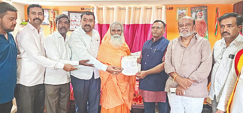 ಸುರಪುರದ ಕಡ್ಲಪ್ಪನವರ ನಿಷ್ಠಿ ಮಠದಲ್ಲಿ ಮಂಗಳವಾರ ಏರ್ಪಡಿಸಿದ್ದ ಮನೆಗೊಂದು ಗ್ರಂಥಾಲಯ ಅನುಷ್ಠಾನ ಕಾರ್ಯಕ್ರಮದಲ್ಲಿ ಶ್ರೀ ಪ್ರಭುಲಿಂಗ ಸ್ವಾಮೀಜಿ, ಡಾ.ಮಾನಸ, ಸುರೇಶ ಸಜ್ಜನ್​, ಪ್ರಕಾಶ ಅಂಗಡಿ ಇತರರಿದ್ದರು.