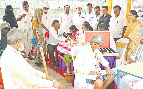 ಆರ್​ಡಿಪಿಆರ್​, ಜಿಲ್ಲಾ ಆರೋಗ್ಯ ಮತ್ತು ಕುಟುಂಬ ಕಲ್ಯಾಣ ಇಲಾಖೆ, ವೇದ ಆಸ್ಪತ್ರೆ ಯಾದಗಿರಿ ಮತ್ತು ಕಲಿಕೆ ಟಾಟಾ ಟ್ರಸ್ಟ್​ನಿಂದ ಶುಕ್ರವಾರ ದೋರನಹಳ್ಳಿಯಲ್ಲಿ ಹಮ್ಮಿಕೊಂಡ ಉಚಿತ ಆರೋಗ್ಯ ತಪಾಸಣಾ ಶಿಬಿರದಲ್ಲಿ ಹಿರಿಯ ನಾಗರಿಕರ ಆರೋಗ್ಯ ತಪಾಸಣೆ ಮಾಡಲಾಯಿತು. ಜಂಭಯ್ಯ ಸ್ವಾಮಿ ಗಣಾಚಾರಿ, ಅಲ್ಲವುದ್ದೀನ್​, ಡಾ.ಉಮೇಶ ಇತರರಿದ್ದರು.