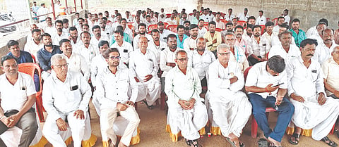 ಯಾದಗಿರಿ ವಿಧಾನಸಭೆ ಮತೇತ್ರದ ದೋರನಹಳ್ಳಿಯಲ್ಲಿ ಹಯ್ಯಾಳ, ನಾಯ್ಕಲ್​ ಜಿಪಂ ವ್ಯಾಪ್ತಿಯ ಗ್ರಾಮಗಳ ಕುಂದು ಕೊರತೆ ಹಾಗೂ ವಿವಿಧ ಸಮಸ್ಯೆಯನ್ನು ಬಿಜೆಪಿ ರಾಜ್ಯ ಕಾರ್ಯಕಾರಿಣಿ ಸದಸ್ಯ ಮಹೇಶರಡ್ಡಿ ಮುದ್ನಾಳ್​ ಶುಕ್ರವಾರ ಆಲಿಸಿದರು. ಪರಶುರಾಮ ಕುರಕುಂದಿ, ಗೊಲ್ಲಾಳಪ್ಪ ಗೋಲಗೇರಿ, ಸಾಯಬಣ್ಣ ಹಲಗಿ, ನಾಗಶೇಟ್ಟಿ ಸಾಹುಕಾರ, ಕಲ್ಲಪ್ಪ ಖಾನಾಪುರ, ಶಂಕ್ರಯ್ಯಸ್ವಾಮಿ, ಸಿದ್ದಣ್ಣ, ಇಂದ್ರಜಿತ್​, ರಾಜು ಗುತ್ತೇದಾರ, ಮಲ್ಲರಡ್ಡಿ ದೊರೆ, ಸುರೇಶ ಸಾಹುಕಾರ, ಮಲ್ಲಿನಾಥ ಮಲಗೊಂಡ ಇತರರಿದ್ದರು.
