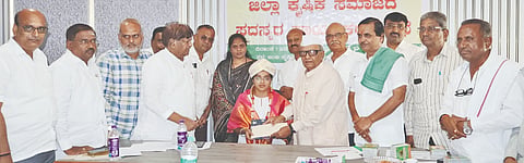 ಕಲಬುರಗಿ ಜಂಟಿ ಕೃಷಿ ನಿರ್ದೇಶಕರ ಕಚೇರಿಯಲ್ಲಿ ಶುಕ್ರವಾರ ನಡೆದ ಜಿಲ್ಲಾ ಕೃಷಿಕ ಸಮಾಜದ ಕಾರ್ಯಕಾರಿಣಿ ಸಭೆಯಲ್ಲಿ ಪಿಯು ಕಲಾ ವಿಭಾಗದಲ್ಲಿ ಮೊದಲ ರ್ಯಾಂಕ್​ ಪಡೆದ ಸೃಷ್ಠಿ ಪಾಟೀಲರನ್ನು ಸತ್ಕರಿಸಲಾಯಿತು. ಡಾ.ಸಿದ್ರಾಮಪ್ಪ ಧಂಗಾಪೂರ್​, ಕೇದಾರಲಿಂಗಯ್ಯ ಹಿರೇಮಠ್​, ಬಸವರಾಜ ಪಾಟೀಲ್​ ಇತರರಿದ್ದರು.
