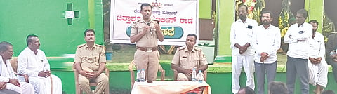 ಚಿತ್ತಾಪುರ ತಾಲೂಕಿನ ಡೋಣಗಾಂವ್​ದಲ್ಲಿ ಹಮ್ಮಿಕೊಂಡಿದ್ದ ಮೊಹರಂ ಶಾಂತಿ ಸಭೆಯಲ್ಲಿ ಡಿವೈಎಸ್​ಪಿ ಶಂಕರಗೌಡ ಪಾಟೀಲ್​ ಮಾತನಾಡಿದರು. ಸಿಪಿಐ ಸಿದ್ದಬಸವನಗೌಡ ಪಾಟೀಲ್​ ಇತರರಿದ್ದರು.