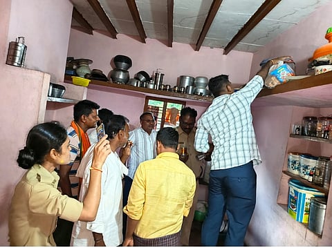 ಕೊಪ್ಪಳದ ಮನೆಯೊಂದರಲ್ಲಿ ಪರಿಶೀಲನೆ ನಡೆಸಿದ ಪೊಲೀಸರು. 