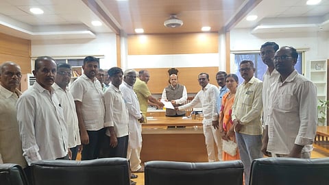 ಕನ್ಹೇರಿ ಶ್ರೀಗಳಿಗೆ ಬಸವ ಕಲ್ಯಾಣ ಪ್ರವೇಶ ರ್ನಿಬಂಧಕ್ಕೆ ಒತ್ತಾಯಿಸಿ ಕೊಪ್ಪಳದಲ್ಲಿ ಜಾಗತಿಕ ಲಿಂಗಾಯತ ಮಹಾಸಭಾದ ಜಿಲ್ಲಾ ಪದಾಧಿಕಾರಿಗಳು ಸೋಮವಾರ ಡಿಸಿ ಡಾ.ಸುರೇಶ ಬಿ.ಇಟ್ನಾಳಗೆ ಮನವಿ ಸಲ್ಲಿಸಿದರು. ಪ್ರಮುಖರಾದ ಬಸವರಾಜ ಬಳ್ಳೊಳ್ಳಿ, ಹನುಮೇಶ ಕಲ್ಮಂಗಿ, ರಾಜೇಶ ಸಸಿಮಠ, ಶರಣಬಸವನಗೌಡ ಪಾಟೀಲ್​, ಶೇಖರ ಇಂಗಳದಾಳ ಇದ್ದರು. 