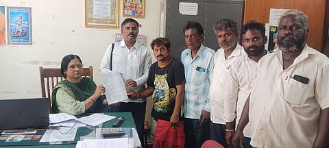 ಪರಿಸರ ದಿನಾಚರಣೆಗೆ ಕರೆದೊಯ್ಯುವ ಕಾರ್ಮಿಕರಿಗೆ ಒಂದು ದಿನದ ಕೂಲಿ ನೀಡುವಂತೆ ಒತ್ತಾಯಿಸಿ ರಾಜ್ಯ ಸಂಯುಕ್ತ ಕಟ್ಟಡ ಕಾರ್ಮಿಕ ಸಂಘದ ಜಿಲ್ಲಾ ಪದಾಧಿಕಾರಿಗಳು ಸೋಮವಾರ ಕೊಪ್ಪಳದಲ್ಲಿ ಜಿಲ್ಲಾ ಕಾರ್ಮಿಕ ಅಧಿಕಾರಿ ಸುಧಾ ಗರಗಗೆ ಮನವಿ ಸಲ್ಲಿಸಿದರು. ಸಂಘದ ಜಿಲ್ಲಾಧ್ಯಕ್ಷ ಶರಣು ಗಡ್ಡಿ, ಜಿಲ್ಲಾ ಮುಖಂಡರಾದ ಕುಮಾರ ದೊಡ್ಡಗೌಡರ್​, ನಾಗರಾಜ್​ ಹುಲಿಗಿ, ಯಲ್ಲಪ್ಪ ಬೆಟಗೇರಿ ಇದ್ದರು. 