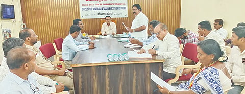 ಸುರಪುರ ತಹಸಿಲ್​ ಕಚೇರಿಯಲ್ಲಿ ಸೋಮವಾರ ಕರೆದಿದ್ದ ಪಲ್ಸ್​ ಪೋಲಿಯೋ ಕುರಿತ ಪೂರ್ವಭಾವಿ ಸಭೆಯಲ್ಲಿ ತಾಲೂಕು ಆರೋಗ್ಯಾಧಿಕಾರಿ ಡಾ.ಆರ್​.ವಿ.ನಾಯಕ ಮಾಹಿತಿ ನೀಡಿದರು.