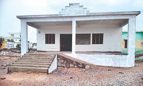 ದೋರನಹಳ್ಳಿ ಅಂಬೇಡ್ಕರ್ ನಗರದ ಸರ್ಕಾರಿ ಹಿರಿಯ ಪ್ರಾಥಮಿಕ ಶಾಲೆಯಲ್ಲಿ ಎರಡು ವರ್ಷದಿಂದ ಪೂರ್ಣಗೊಳ್ಳದ ಊಟದ ಗೃಹ ಕಟ್ಟಡದ ಹೊರನೋಟ. 