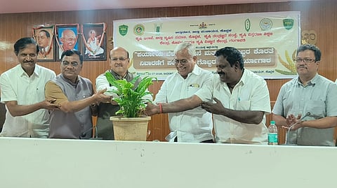 ಕೊಪ್ಪಳದಲ್ಲಿ ನಡೆದ ಪರ್ಯಾಯ ಬೆಳೆ ಯೋಜನೆ ಮತ್ತು ರಸಗೊಬ್ಬರ ಕೊರತೆ ನಿವಾರಣೆಗೆ ಪರ್ಯಾಯ ಗೊಬ್ಬರಗಳ ಕಾರ್ಯಾಗಾರವನ್ನು ಡಿಸಿ ಡಾ. ಸುರೇಶ ಬಿ. ಇಟ್ನಾಳ ಉದ್ಘಾಟಿಸಿದರು. ಕೃಷಿ ತಂತ್ರಜ್ಞರ ಸಂಸ್ಥೆ ರಾಜ್ಯಾಧ್ಯಕ್ಷ ಡಾ. ಎ.ಬಿ. ಪಾಟೀಲ್​, ಜಿಲ್ಲಾ ಕೃಷಿಕ ಸಮಾಜದ ಅಧ್ಯಕ್ಷ ಶೇಖರಗೌಡ ಮಾಲಿಪಾಟೀಲ, ರಾಯಚೂರು ಕೃಷಿ ಸಂಶೋಧನಾ ಕೇಂದ್ರದ ಮುಖ್ಯಸ್ಥ ಡಾ. ಬಸವಣ್ಣೆಪ್ಪ, ಜಿ.ಡಿ. ಕೃಮೂರ್ತಿ ಇದ್ದರು.