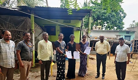 ತಾಲೂಕಿನ ಹಾಲವರ್ತಿಯಲ್ಲಿ ಲಿಂಗತ್ವ ಅಲ್ಪಸಂಖ್ಯಾತರ ಮನೆಗಳಿಗೆ ಭೇಟಿ ನೀಡಿ ಎಸ್​ಐಆರ್​ ಕುರಿತು ಜಾಗೃತಿ ಮೂಡಿಸಲಾಯಿತು. ತಾಪಂ ಇಒ ಹಾಗೂ ತಾಲೂಕು ಸ್ವೀಪ್​ ಸಮಿತಿ ಅಧ್ಯಕ್ಷ ದುಂಡಪ್ಪ ತುರಾದಿ, ತಾಪಂ ಕಾರ್ಯದರ್ಶಿ ಬಸಯ್ಯ ಕೆಂಬೋಡಿಮಠ, ತಾಲೂಕು ಐಇಸಿ ಸಂಯೋಜಕ ದೇವರಾಜ ಪತ್ತಾರ ಇದ್ದರು.