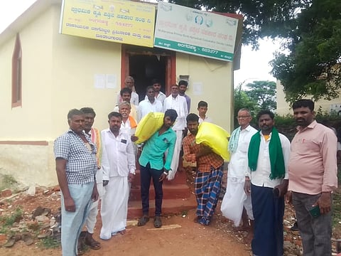 ಜಿಲ್ಲೆಯ ಕುಷ್ಟಗಿ ತಾಲೂಕಿನ ಲಿಂಗದಹಳ್ಳಿ ಪ್ರಾಥಮಿಕ ಕೃಷಿ ಪತ್ತಿನ ಸಹಕಾರ ಸಂಘದಿಂದ ರೈತರಿಗೆ ರಾಸಾಯನಿಕ ಗೊಬ್ಬರ ವಿತರಣೆ ಮಾಡಲಾಯಿತು.