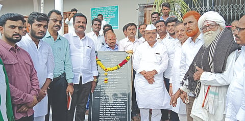 ಮಾಡಿಯಾಳದಲ್ಲಿ ಸರ್ಕಾರಿ ಪ್ರಾಥಮಿಕ ಮತ್ತು ಪ್ರೌಢಶಾಲೆ ಕೋಣೆಗಳನ್ನು ಶಾಸಕ ಬಿ.ಆರ್​.ಪಾಟೀಲ್​ ಉದ್ಘಾಟಿಸಿದರು. ಗೋವರ್ಧನ, ಸಿದ್ದರಾಮ ಪ್ಯಾಟಿ, ಹೊನ್ನೇಶ ಅಳ್ಳಗಿ ಇತರರಿದ್ದರು.