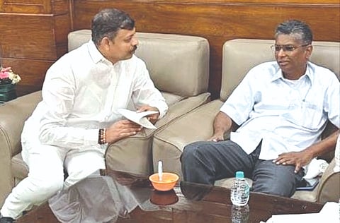 ಬೆಂಗಳೂರಿನ ವಿಧಾನಸೌಧದಲ್ಲಿ ಶುಕ್ರವಾರ ಶಾಸಕ ರಾಜಾ ವೇಣುಗೋಪಾಲ ನಾಯಕ ಅವರು ಲೋಕೋಪಯೋಗಿ ಸಚಿವ ಸತೀಶ ಜಾರಕಿಹೊಳಿ ಅವರನ್ನು ಭೇಟಿ ಮಾಡಿ ಮನವಿ ಸಲ್ಲಿಸಿದರು.
