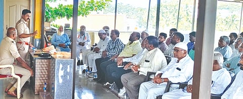 ಈದ್ ಮಿಲಾದ್ ಹಬ್ಬದ ನಿಮಿತ್ತ ಸುರಪುರ ಪೊಲೀಸ್ ಠಾಣೆಯಲ್ಲಿ ಶನಿವಾರ ಕರೆದಿದ್ದ ಶಾಂತಿ ಸಭೆಯಲ್ಲಿ ಡಿವೈಎಸ್‌ಪಿ ಜಾವೇದ್ ಇನಾಮದಾರ ಮಾತನಾಡಿದರು. ಪಿಐ ಉಮೇಶ ಎಂ.ನಾಯಕ ಇತರರಿದ್ದರು.