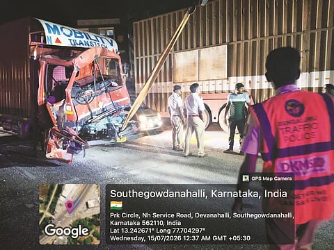 ದೇವನಹಳ್ಳಿ ಬೈಪಾಸ್​ ರಸ್ತೆಯಲ್ಲಿ ಸಂಭವಿಸಿದ ಅಪಘಾತದಲ್ಲಿ ಲಾರಿಯ ಮುಂಭಾಗ ಸಂಪೂರ್ಣ ಜಖಂಗೊಂಡಿರುವುದು. 