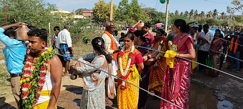 ಹನೂರಿನ ಬೆಟ್ಟಳ್ಳಿ ಮಾರಮ್ಮನ ಜಾತ್ರೆಯಲ್ಲಿ ಹರಕೆ ಹೊತ್ತ ಭಕ್ತರು ಬಾಯಿಬೀಗ ಹಾಕಿಸಿಕೊಂಡು ಮೆರವಣಿಗೆಯಲ್ಲಿ ತೆರಳಿದರು.  