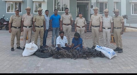 ಕೇಬಲ್ ವೈರ್ ಕಳ್ಳರಿಂದ ವಶಪಡಿಸಿಕೊಂಡಿರುವ ಮಾಲಿನೊಂದಿಗೆ ಪೊಲೀಸರು