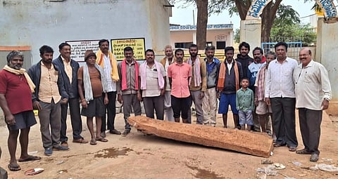 ಪತ್ತೆಯಾದ ವಿಜಯನಗರ ಸಾಮ್ರಾಜ್ಯದ ಪ್ರಾರಂಭಿಕ ಕಾಲದ ಶಾಸನದೊಂದಿಗೆ ಸ್ಥಳೀಯರು