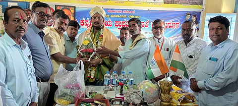 ಕೊಕಟನೂರ ಗ್ರಾಮದ ಸರ್ಕಾರಿ ಪ್ರಾಥಮಿಕ ಕೇಂದ್ರ ಶಾಲೆಯಲ್ಲಿ ಯುವ ಮುಖಂಡ ಚಿದಾನಂದ ಸವದಿ ಅವರನ್ನು ಸನ್ಮಾನಿಸಲಾಯಿತು. ಶಾಮರಾವ್ ಪೂಜಾರಿ, ಸುಭಾಸ ಸೋನಕರ, ಮಹಾನಿಂಗ ಮಗರ, ಬಾಬಾಸಾಹೇಬ್ ಮುಜಾವರ, ಗೌರೀಶ ಹಿರೇಮಠ, ಈರಪ್ಪ ವಾಲಿ, ಪ್ರವೀಣ ಪಾಟೀಲ ಇತರರಿದ್ದರು.