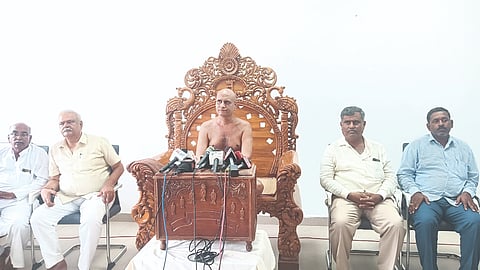 ಶಮನೇವಾಡಿಯ ಗುಣಧರ ತೀರ್ಥ ಸಭಾಂಗಣದಲ್ಲಿ ಹಮ್ಮಿಕೊಂಡಿದ್ದ ಸುದ್ದಿಗೋಷ್ಠಿಯಲ್ಲಿ ಗುಣಧರನಂದಿ ಮುನಿ ಮಹಾರಾಜರು ಮಾತನಾಡಿದರು. ಜಯಕುಮಾರ ಖೋತ, ಕುಮಾರ ಮಗದುಮ್ಮ, ತಾತ್ಯಾಸಾಹೇಬ ಖೋತ, ಬಾಹುಬಲಿ ಶಿರಗುಪ್ಪಿ ಇದ್ದರು.