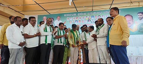 ಬೆಳಗಾವಿ ನಗರದ ಗಾಂಧಿ ಭವನದಲ್ಲಿ ಆಯೋಜಿಸಿದ್ದ ಯುವ ಜನತಾದಳ (ಜಾತ್ಯತೀತ) ಸಮಾವೇಶವನ್ನು ಕೃಷ್ಣ ರೆಡ್ಡಿ ಉದ್ಘಾಟಿಸಿದರು. ವೀರಭದ್ರಪ್ಪ ಹಾಲರವಿ, ಶಂಕರ ಮಾಡಲಗಿ, ಸೌರಭ ಚೋಪ್ರಾ, ವಿಠ್ಠಲ ಗಡ್ಡಿ, ಪಂಚನಗೌಡ ದ್ಯಾಮನಗೌಡರ ಇತರರಿದ್ದರು.