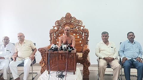 ಶಮನೇವಾಡಿಯ ಗುಣಧರ ತೀರ್ಥ ಸಭಾಂಗಣದಲ್ಲಿ ಹಮ್ಮಿಕೊಂಡಿದ್ದ ಸುದ್ದಿಗೋಷ್ಠಿಯಲ್ಲಿ ಗುಣಧರನಂದಿ ಮುನಿ ಮಹಾರಾಜರು ಮಾತನಾಡಿದರು. ಜಯಕುಮಾರ ಖೋತ, ಕುಮಾರ ಮಗದುಮ್ಮ, ತಾತ್ಯಾಸಾಹೇಬ ಖೋತ, ಬಾಹುಬಲಿ ಶಿರಗುಪ್ಪಿ, ಬಾಬಣ್ಣ ಖೋತ ಇದ್ದರು.