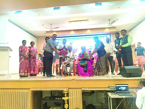 ಯಕ್ಸಂಬಾದ ಬೀರೇಶ್ವರ ಭವನದಲ್ಲಿ ಜೊಲ್ಲೆ ಎಜುಕೇಷನ್ ಸೊಸೈಟಿಯಲ್ಲಿ ಹಮ್ಮಿಕೊಂಡಿದ್ದ ಕಾರ್ಯಕ್ರಮದಲ್ಲಿ ಅಣ್ಣಾಸಾಹೇಬ ಜೊಲ್ಲೆ ಮತ್ತು ಶಶಿಕಲಾ ಜೊಲ್ಲೆ ಅವರನ್ನು ಸನ್ಮಾನಿಸಲಾಯಿತು. ಶ್ರೀಕಾಂತ ಕುಲಕರ್ಣಿ, ಬಸವಪ್ರಸಾದ ಜೊಲ್ಲೆ, ಜ್ಯೋತಿಪ್ರಸಾದ ಜೊಲ್ಲೆ, ಸುಜಾತಾ ಕಬಾಡೆ, ಲತಾ ವಾಳಕೆ, ಎಂ.ಎಂ.ಪಾಟೀಲ ಇತರರಿದ್ದರು.