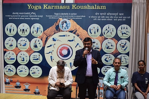 ನಗರದ ಕೆಎಲ್‌ಇ ಶತಮಾನೋತ್ಸವ ಚಾರಿಟಬಲ್ ಆಸ್ಪತ್ರೆಯಲ್ಲಿ ಜರುಗಿದ ವಿಶ್ವ ಯೋಗ ದಿನಾಚರಣೆ ಕಾರ್ಯಕ್ರಮದಲ್ಲಿ ನವೀನ ಎನ್. ಮಾತನಾಡಿದರು. ಡಾ.ಸಂಜಯ ಕಂಬಾರ, ಡಾ.ಅಂಟೋನಿಯೊ ಕರವಾಲೊ ಇತರರಿದ್ದರು.