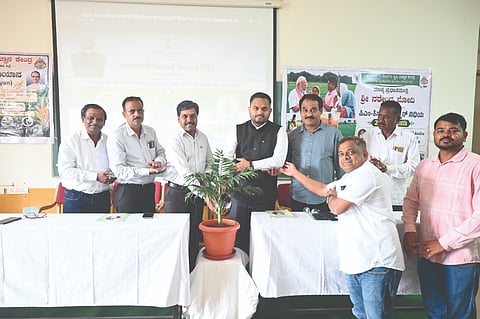 ಬೈಲಹೊಂಗಲ ತಾಲೂಕಿನ ಮತ್ತಿಕೊಪ್ಪದ ಐಸಿಎಆರ್‌ಕೆಎಲ್‌ಇ ಕೃಷಿ ವಿಜ್ಞಾನ ಕೇಂದ್ರದಲ್ಲಿ ಈಚೆಗೆ ಆಯೋಜಿಸಿದ್ದ  ಕಿಸಾನ್ ಸಮ್ಮಾನ್ ನಿಧಿ ಯೋಜನೆ ಹಣ ಬಿಡುಗಡೆ ಸಮಾರಂಭದ ನೇರ ಪ್ರಸಾರ ಕಾರ್ಯಕ್ರಮವನ್ನು ತಹಸೀಲ್ದಾರ್ ಸದಾಶಿವ ಮಕ್ಕೋಜಿ ಉದ್ಘಾಟಿಸಿದರು. ಡಾ.ಮಂಜುನಾಥ ಚೌರಡ್ಡಿ, ಸಲೀಂ ಸಂಗತ್ರಾಸ, ಡಾ.ಎಸ್.ಎಸ್.ಹಿರೇಮಠ ಇತರರಿದ್ದರು.
