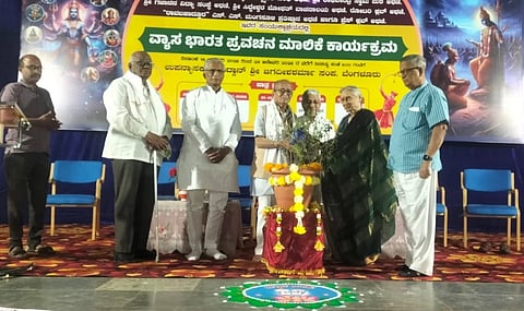 ಅಥಣಿ ಪಟ್ಟಣದ ಜೆ.ಎ. ಕಾಲೇಜ್ ಆವರಣದಲ್ಲಿ ವ್ಯಾಸಭಾರತ ಪ್ರವಚನ ಕಾರ್ಯಕ್ರಮವನ್ನು ಗಣ್ಯರು ಉದ್ಘಾಟಿಸಿದರು. ಮಾಜಿ ಸಚಿವ ಶ್ರೀಮಂತ ಪಾಟೀಲ, ಸ್ಮಿತಾತಾಯಿ ಶಿರಗಾಂವಕರ, ಅರವಿಂದ ದೇಶಪಾಂಡೆ, ಜಗದೀಶ ಶರ್ಮಾ ಸಂಪ, ರಾಮ ಕುಲಕರ್ಣಿ, ಬಿ.ಎಲ್.ಪಾಟೀಲ ಇತರರಿದ್ದರು.