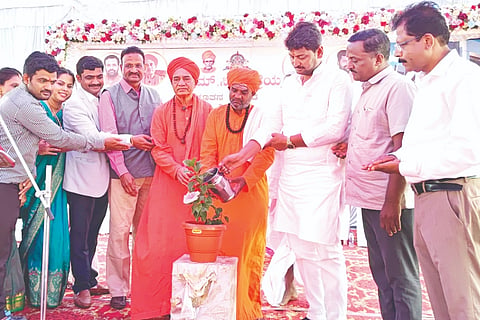 ಅಥಣಿಯ ಕೆಎಂಸಿ ಆಸ್ಪತ್ರೆ ಕಟ್ಟಡ ಉದ್ಘಾಟನೆ ಸಮಾರಂಭಕ್ಕೆ ಯುವ ಮುಖಂಡ ಚಿದಾನಂದ ಸವದಿ, ಸಿದ್ಧಲಿಂಗ ಸ್ವಾಮೀಜಿ, ಮರುಳಸಿದ್ಧ ಸ್ವಾಮೀಜಿ ಚಾಲನೆ ನೀಡಿದರು. ಸೋಮಶೇಖರ ಪಾಟೀಲ, ವಿಜಯ ಕುರಿಯನ್ನವರ ಇತರರಿದ್ದರು.