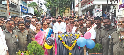 ಅಥಣಿ ನಗರದಲ್ಲಿ ಕವರ್ಡ್ ಕೇಬಲ್ ಅಳವಡಿಕೆ ಕಾಮಗಾರಿಗೆ ಶಾಸಕ ಲಕ್ಷ್ಮಣ ಸವದಿ ಪೂಜೆ ಸಲ್ಲಿಸಿ ಚಾಲನೆ ನೀಡಿದರು. ಜಿ.ವಿ.ಸಂಪನ್ನವರ, ಶಿವಲೀಲಾ ಬುಟಾಳೆ, ಭುವನೇಶ್ವರಿ ಯಂಕಚ್ಚಿ, ದತ್ತಾ ವಾಸ್ಟರ್  ಇತರರಿದ್ದರು.
