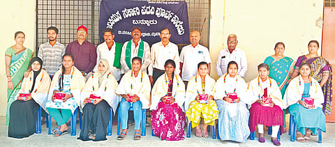 ಬನ್ನೂರಿನ ಬಾಲಕಿಯರ ಸರ್ಕಾರಿ ಪದವಿ ಪೂರ್ವ ಕಾಲೇಜಿನ ದ್ವಿತೀಯ ಪಿಯು ಪರೀಕ್ಷೆಯಲ್ಲಿ ಹೆಚ್ಚು ಅಂಕವನ್ನು ಪಡೆದ ವಿದ್ಯಾರ್ಥಿನಿಯರನ್ನು ಕರ್ನಾಟಕ ರಾಜ್ಯ ರೈತ ಸಂಘದ ಹೋಬಳಿ ಅಧ್ಯಕ್ಷ ಹುಚ್ಚೇಗೌಡ ಅಭಿನಂದಿಸಿದರು. ವೈ.ಎಸ್. ರಾಮುಸ್ವಾಮಿ, ರವೀಶ್ ಇತರರು ಇದ್ದರು.
