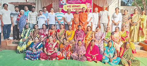  ಬಸವಕಲ್ಯಾಣದ ಅನುಭವ ಮಂಟಪದ ಪರಿಸರದಲ್ಲಿ ಭಾನುವಾರ ಆಯೋಜಿಸಿದ್ದ ವಿಶ್ವ ಯೋಗ ದಿನಾಚರಣೆ ಕಾರ್ಯಕ್ರಮದಲ್ಲಿ ಶ್ರೀ ಶಿವಾನಂದ ಸ್ವಾಮೀಜಿ, ಶ್ರೀ ಅನಿಲ ಮಹಾರಾಜರು, ಪ್ರಮುಖರಾದ ಕಲ್ಯಾಣರಾಯ ಶಿವಣಕರ, ಚಂದ್ರಶೇಖರ ದಾಬಕೆ, ಅಶೋಕ ಕುಂಬಾರ, ಶಿವಕುಮಾರ ಓಕಳಿ, ಸಂಜುಕುಮಾರ ರಾಯವಾಡೆ, ರಾಜಕುಮಾರ ಹುಗಾರ, ಸಂಜು ನಡುಕರ, ಶಿವಾಜಿ ಪಾಟೀಲ, ಶ್ರೀಶೈಲ ಬಿರಾದಾರ, ಶಂಕರ ಕೌಟೆ, ನಿರ್ಮಲಾ ಶಿವನಕರ ಇದ್ದರು