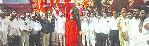   ಬಸವಕಲ್ಯಾಣದಲ್ಲಿ ಶ್ರೀರಾಮ ನವಮಿ ಮಹೋತ್ಸವದ ಪ್ರಚಾರ ರಥಕ್ಕೆ ಶ್ರೀ ಡಾ.ಅಭಿನವ ನಲಿಂಗ ರುದ್ರಮುನಿ ಶಿವಾಚಾರ್ಯರು ಚಾಲನೆ ನೀಡಿದರು. ಶಾಸಕ ಶರಣು ಸಲಗರ, ಎಂಎಲ್​ಸಿ ಎಂ.ಜಿ.ಮುಳೆ, ಮಾಜಿ ಶಾಸಕ ಮಲ್ಲಿಕಾರ್ಜುನ ಖೂಬಾ, ಪ್ರಮುಖರಾದ ಧನರಾಜ ತಾಳಂಪಳ್ಳಿ, ಮಲ್ಲಿಕಾರ್ಜುನ ಗುಂಗೆ, ಸುನೀಲ ಪಾಟೀಲ್​, ಡಾ.ಜಿ.ಎಸ್​.ಭುರಳೆ, ಅರ್ಜುನ ಕನಕ, ಯುವರಾಜ ಭೆಂಡೆ, ಸಂತೋಷ ಸಾಳುಂಕೆ, ಸಂದಿಪ ಬುಯೆ, ಕಿರಣ ಆರ್ಯ, ರಾಜು ಧನ್ನೂರೆ, ರಾಮ ಜಾಧವ ಇತರರಿದ್ದರು.