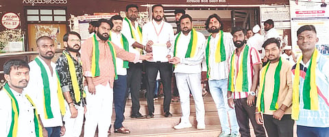  ಬಸವಕಲ್ಯಾಣ ತಾಲೂಕಿನ ಮಂಠಾಳ ಗ್ರಾಮದಲ್ಲಿ ಅಕ್ರಮವಾಗಿ ನಡೆಯುತ್ತಿರುವ ಸಾರಾಯಿ ಮಾರಾಟವನ್ನು ಬಂದ್​ ಮಾಡಲು ಕ್ರಮಕೈಗೊಳ್ಳಬೇಕು ಎಂದು ಯುವ ಕ್ರಾಂತಿ ಸಂಘಟನೆ ಜಿಲ್ಲಾ ಅಧ್ಯಕ್ಷ ಸಂಗಮೇಶ ಭೂರೆ ನೇತೃತ್ವದಲ್ಲಿ ಸೋಮವಾರ ಶಿರಸ್ತೇದಾರ್​ ಆಶ್ವಿನ್​ ಪಾಟೀಲ್​ ಅವರಿಗೆ ಮನವಿ ಪತ್ರ ಸಲ್ಲಿಸಲಾಯಿತು. ತಾಲೂಕ ಅಧ್ಯಕ್ಷ ನವನಾಥ ಮೇತ್ರೆ, ಮಂಠಾಳ ವಲಯ ಘಟಕದ ಅಧ್ಯಕ್ಷ ಸಂದೀಪ ಪಾಟೀಲ, ಸಚಿನ ಮೊಳಕೆರೆ, ವೀರೇಶ ಗುಡ್ಡಾ ಇತರರಿದ್ದರು.
