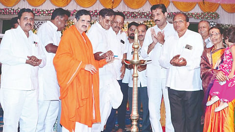ಬಸವಕಲ್ಯಾಣ ತಾಲೂಕಿನ ಹಾರಕೂಡ ಶ್ರೀಮಠದಲ್ಲಿ ಭಕ್ತರಿಂದ ಆಯೋಜಿಸಿದ್ದ ಗುರು ವಂದನೆ ಹಾಗೂ 1001ನೇ ತುಲಾಭಾರ ಸಮಾರಂಭವನ್ನು ಪೀಠಾಧಿಪತಿ ಶ್ರೀ ಡಾ.ಚನ್ನವಿರ ಶಿವಾಚಾರ್ಯರು ಉದ್ಘಾಟಿಸಿದರು. ಮಲ್ಲಿನಾಥ ಹಿರೇಮಠ, ಸಿದ್ರಾಮಪ್ಪ ದೇಗಾಂವ, ಗುರುಲಿಂಗಪ್ಪ ಸೈದಾಪುರೆ, ಆನಂದರಾವ ಝಳಕೆ, ವೀರಣ್ಣ ಭೀಮಳ್ಳಿ, ಶೋಭಾತಿ ಝಳಕೆ, ಮಹೇಶ ದೇಗಾಂವ, ಗುರುಲಿಂಗಪ್ಪ ಮಿಣಜಗಿ ಇತರರಿದ್ದರು.