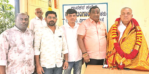 ಬೆಂಗಳೂರಿನಲ್ಲಿ ಬುಧವಾರ ಜಲಸಂಪನ್ಮೂಲ ಸಚಿವ ರಾಮಲಿಂಗಾರೆಡ್ಡಿ ಅವರನ್ನು ಬೀದರ್​ ಜಿಲ್ಲಾ ಪಂಚಾಯಿತಿ ಮಾಜಿ ಸದಸ್ಯ ಹಾಗೂ ಕಾಂಗ್ರೆಸ್​ ಮುಖಂಡ ಗುಂಡುರೆಡ್ಡಿ ಸನ್ಮಾನಿಸಿದರು. ರವೀಂದ್ರ, ಸಂದೀಪ, ಜೈಪಾಲ ಇತರರಿದ್ದರು.