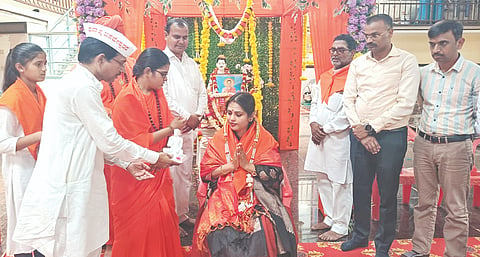  ಬಸವಕಲ್ಯಾಣದ ಬಸವ ಧರ್ಮ ಪೀಠದಲ್ಲಿ ಆಯೋಜಿಸಿದ್ದ ಬಸವ ಜಯಂತ್ಯುತ್ಸವದಲ್ಲಿ ಕರ್ನಾಟಕ ಪರಿಶಿಷ್ಟ ಜಾತಿ ಮತ್ತು ಪರಿಶಿಷ್ಟ ಪಂಗಡಗಳ ಅಲೆಮಾರಿ ಅಭಿವೃದ್ಧಿ ನಿಗಮದ ಅಧ್ಯೆ ಪಲ್ಲವಿ ಅವರನ್ನು ಸನ್ಮಾನಿಸಲಾಯಿತು. ಲಾವಣ್ಯಾ ಮಾತಾಜಿ, ತಹಸೀಲ್ದಾರ್​ ಡಾ.ದತ್ತಾತ್ರೇಯ ಗಾದಾ, ಸಮಾಜ ಕಲ್ಯಾಣ ಇಲಾಖೆ ಜಿಲ್ಲಾ ಉಪ ನಿರ್ದೇಶಕ ಯೋಗೇಶ್​, ರವೀಂದ್ರ ಕೋಳಕುರ, ಸಂಗಮೇಶ ಎನ್​. ಜವಾದಿ ಇತರರಿದ್ದರು.