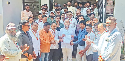 ರಾಜ್ಯದ ವಿದ್ಯುತ್​ ವಿತರಣೆ ಖಾಸಗೀಕರಣ ವಿರೋಧಿಸಿ ಕರ್ನಾಟಕ ವಿದ್ಯುಚ್ಛಕ್ತಿ ಮಂಡಳಿ ನೌಕರರ ಸಂಘದಿಂದ ಬಸವಕಲ್ಯಾಣದಲ್ಲಿ  ಶಾಸಕ ಶರಣು ಸಲಗರ ಅವರಿಗೆ ಮನವಿಪತ್ರ ಸಲ್ಲಿಸಲಾಯಿತು. ಎಇಇ ಗಣಪತಿ ಮೈನಾಳೆ, ಸಂದ ಕೇಂದ್ರ ಕಾರ್ಯಕಾರಿ ಸಮಿತಿ ಸದಸ್ಯ ಸೂರ್ಯಕಾಂತ ಬಾಳೂಸ್ಕರ್​, ತಾಲೂಕು ಅಧ್ಯಕ್ಷ ಅನೀಲಕುಮಾರ, ಕಾರ್ಯದರ್ಶಿ ಮಲ್ಲಿಕಾರ್ಜುನ ಸಕ್ಕರಬಾವಿ, ಸಹ ಕಾರ್ಯದರ್ಶಿ ರಾಜಕುಮಾರ ರಟಕಲೆ, ಶಾಖಾ ಅಧಿಕಾರಿಗಳಾದ ಲಿಂಗರಾಜ ಬಿರಾದಾರ, ಮಹೇಶ ಸ್ವಾಮಿ, ಮಹಾದೇವಲಾಲ್​ ಹಾಗೂ ಸಿಬ್ಬಂದಿ ಇದ್ದರರು